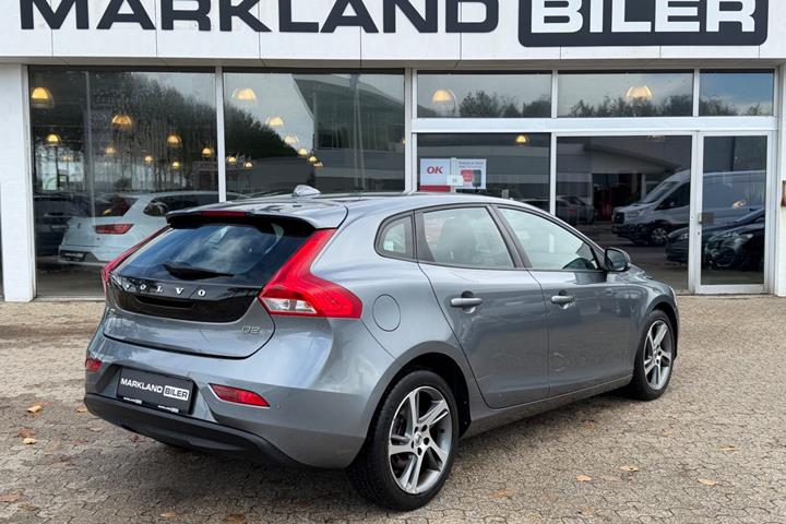 Grå Volvo V40 fra 2018