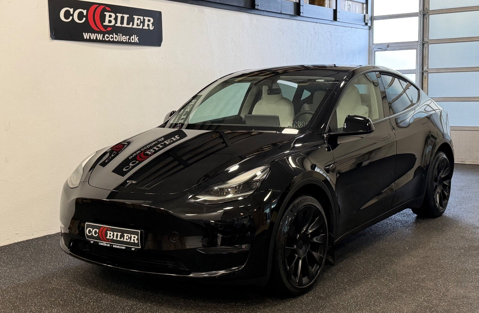 Sort Tesla Model Y fra 2023