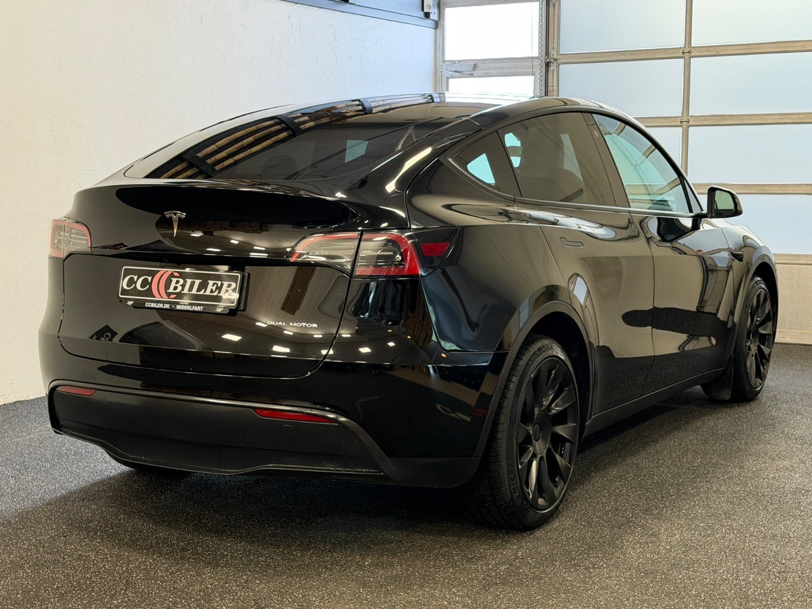 Sort Tesla Model Y fra 2023