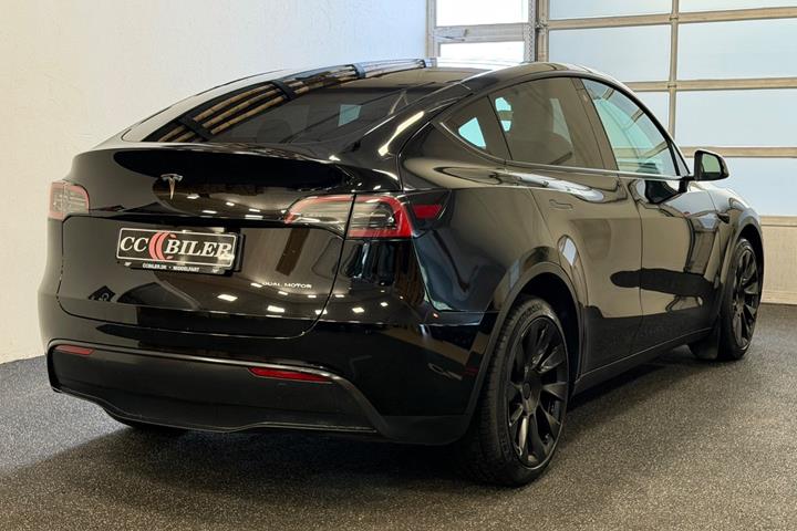 Sort Tesla Model Y fra 2023