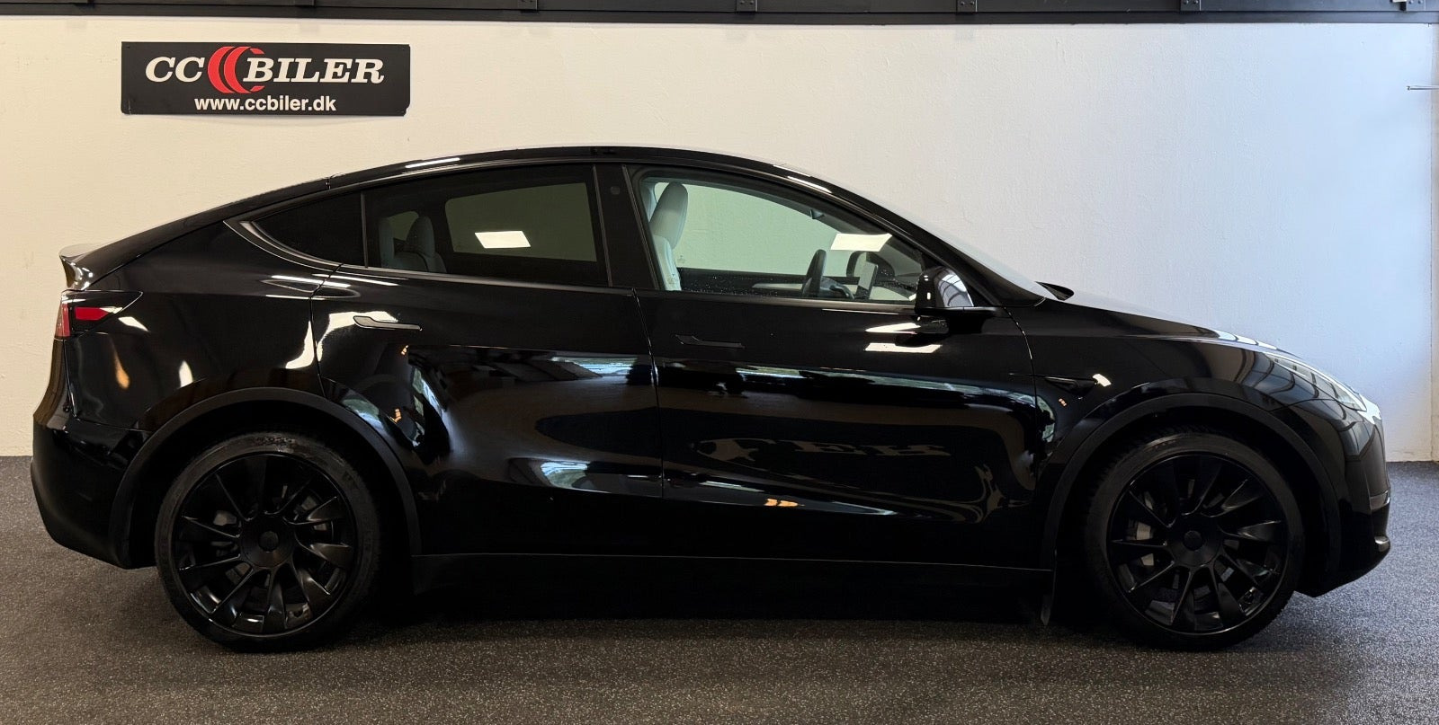 Sort Tesla Model Y fra 2023