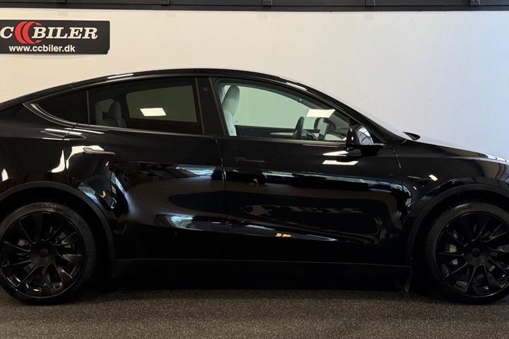 Sort Tesla Model Y fra 2023