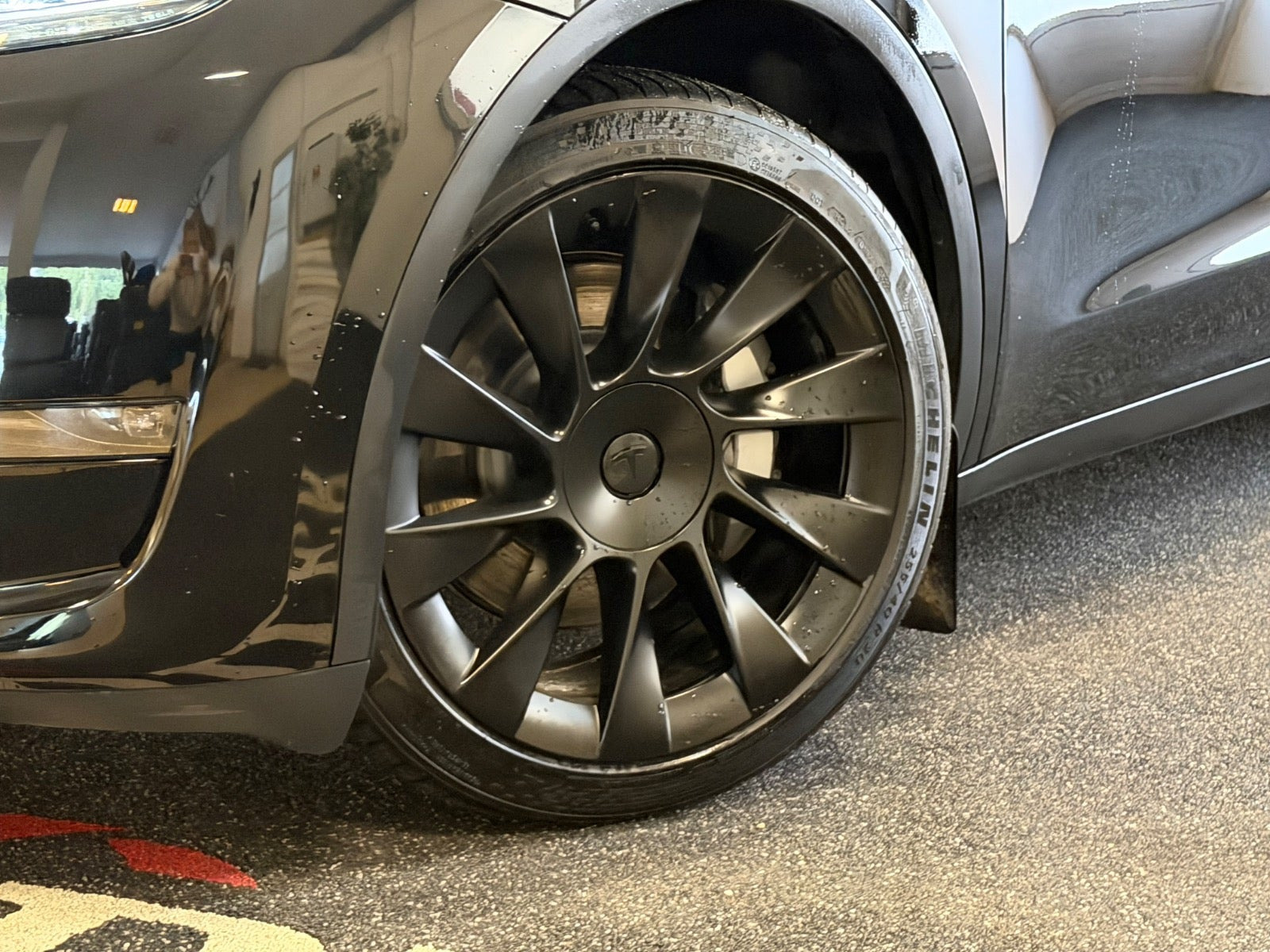 Sort Tesla Model Y fra 2023