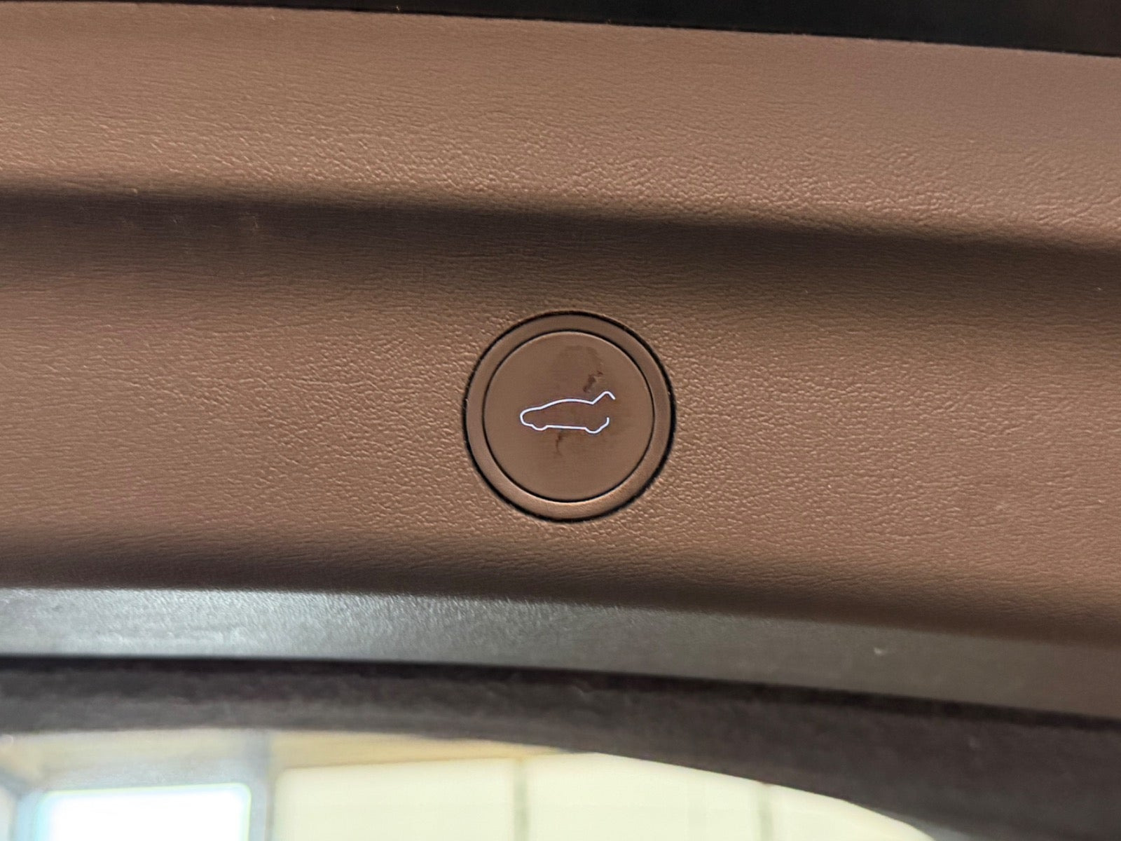 Sort Tesla Model Y fra 2023