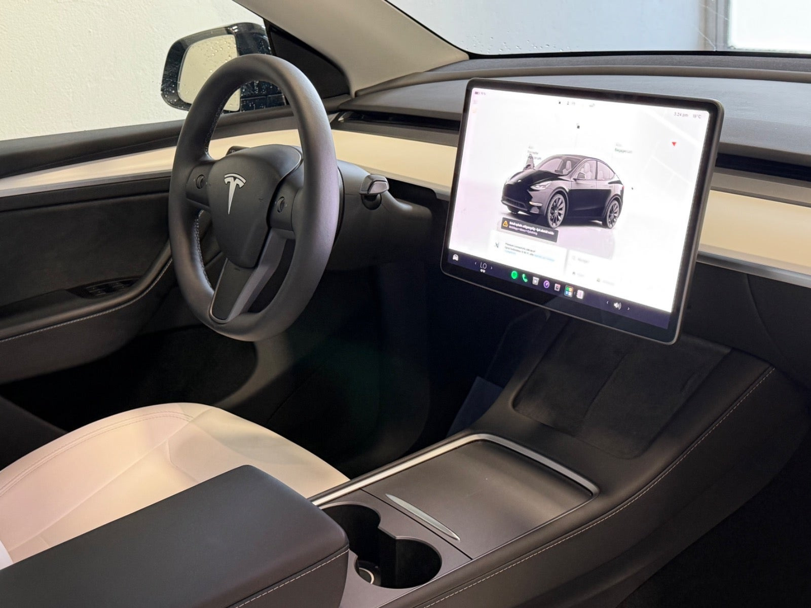 Sort Tesla Model Y fra 2023