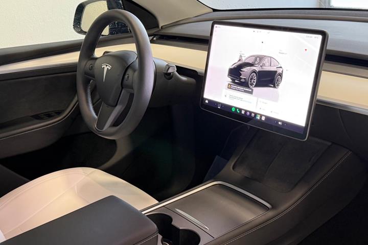 Sort Tesla Model Y fra 2023