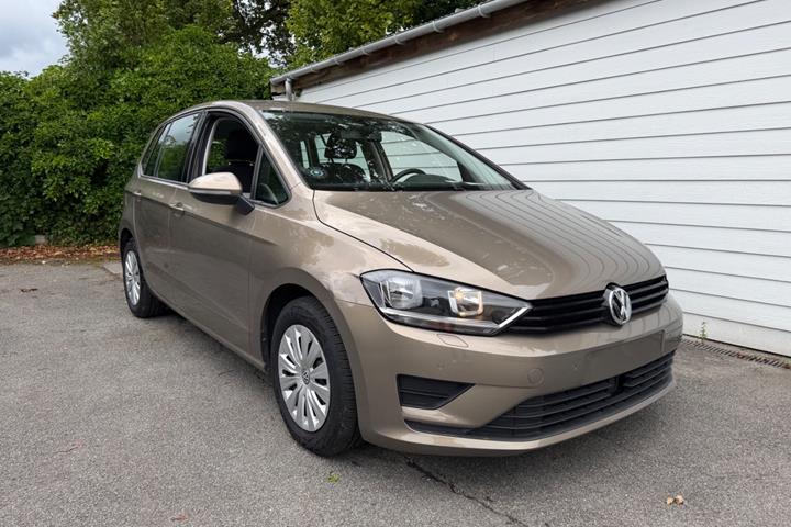 Orange VW Golf Sportsvan fra 2015