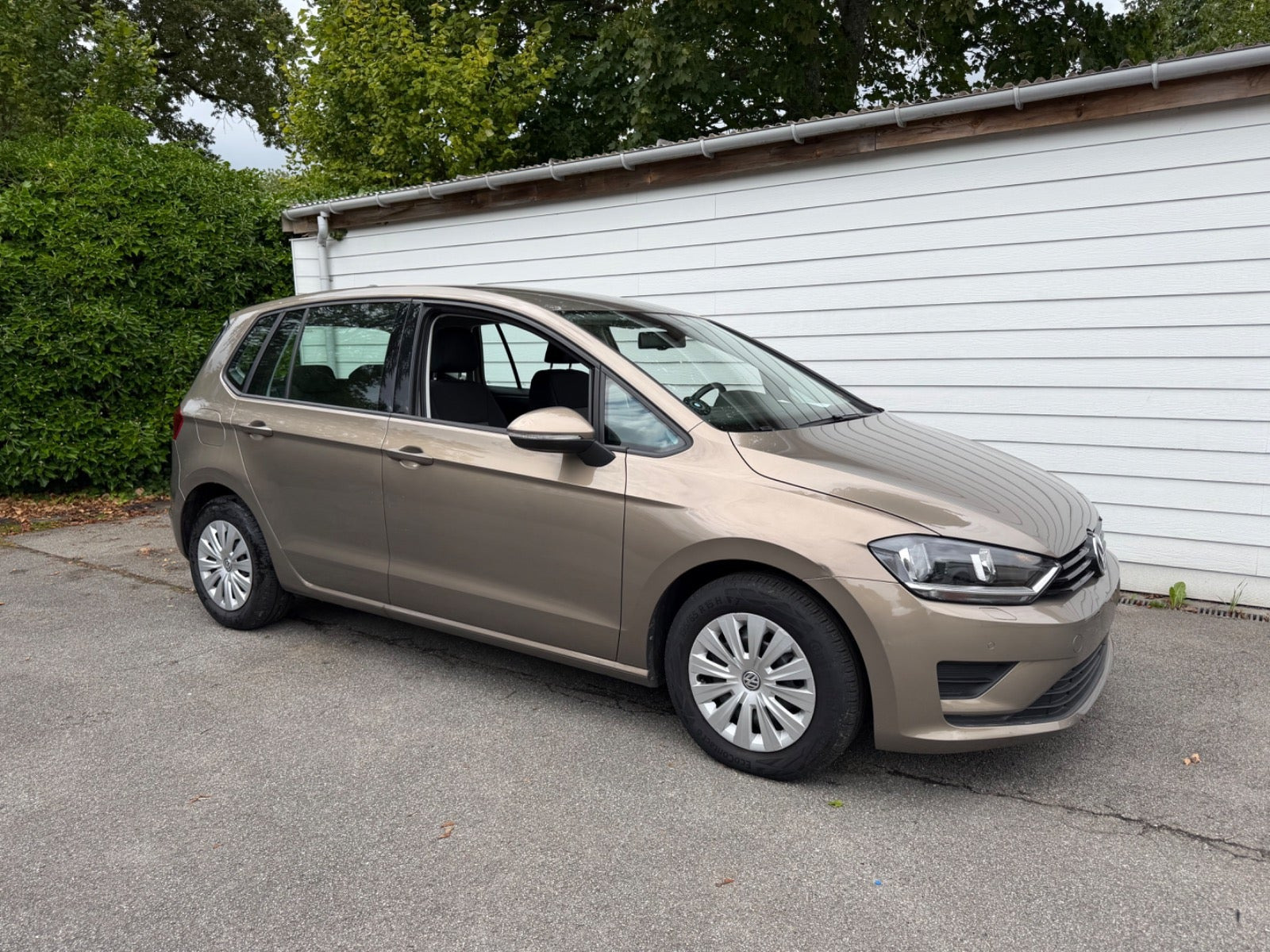 Orange VW Golf Sportsvan fra 2015
