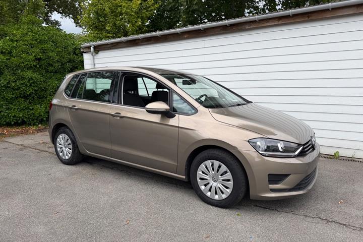 Orange VW Golf Sportsvan fra 2015