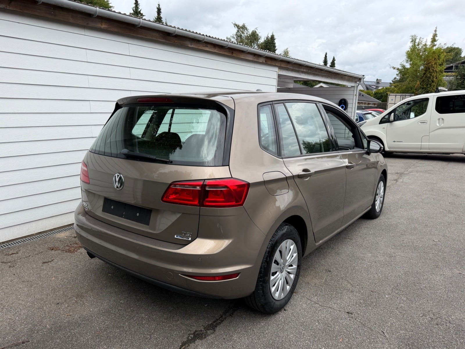 Orange VW Golf Sportsvan fra 2015