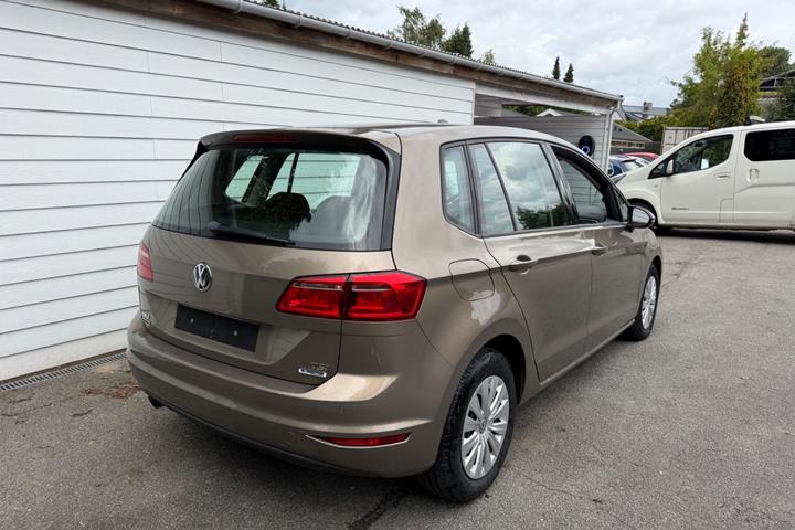 Orange VW Golf Sportsvan fra 2015