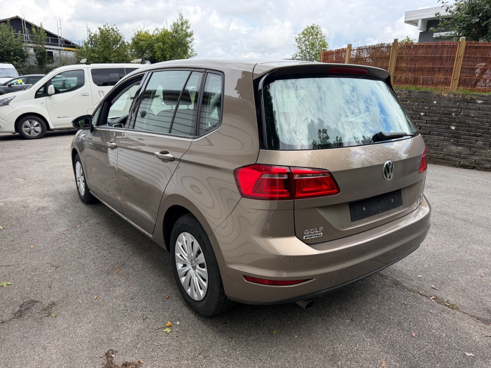 Orange VW Golf Sportsvan fra 2015