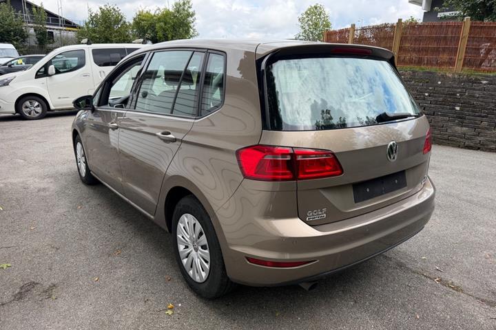 Orange VW Golf Sportsvan fra 2015