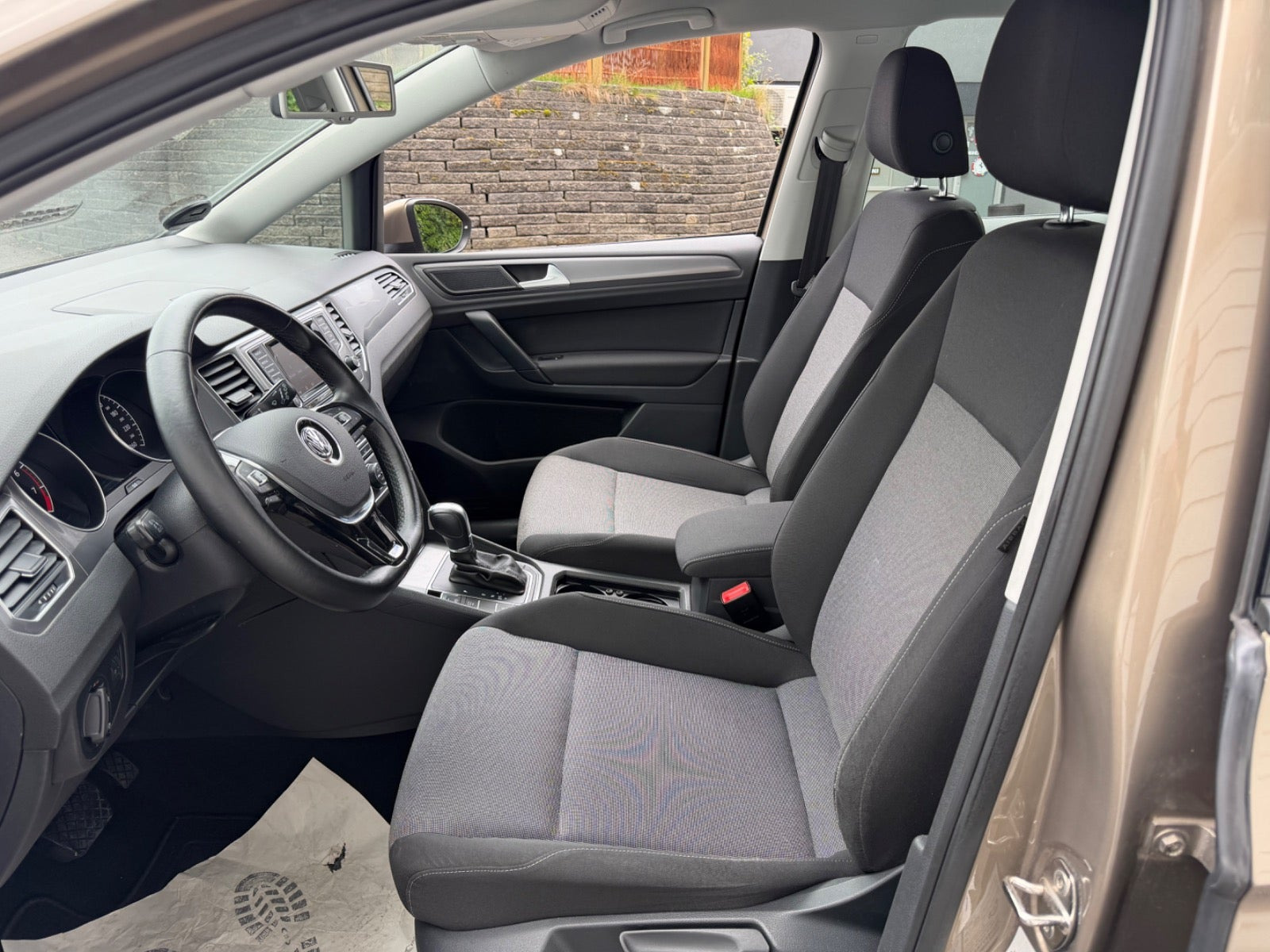 Orange VW Golf Sportsvan fra 2015