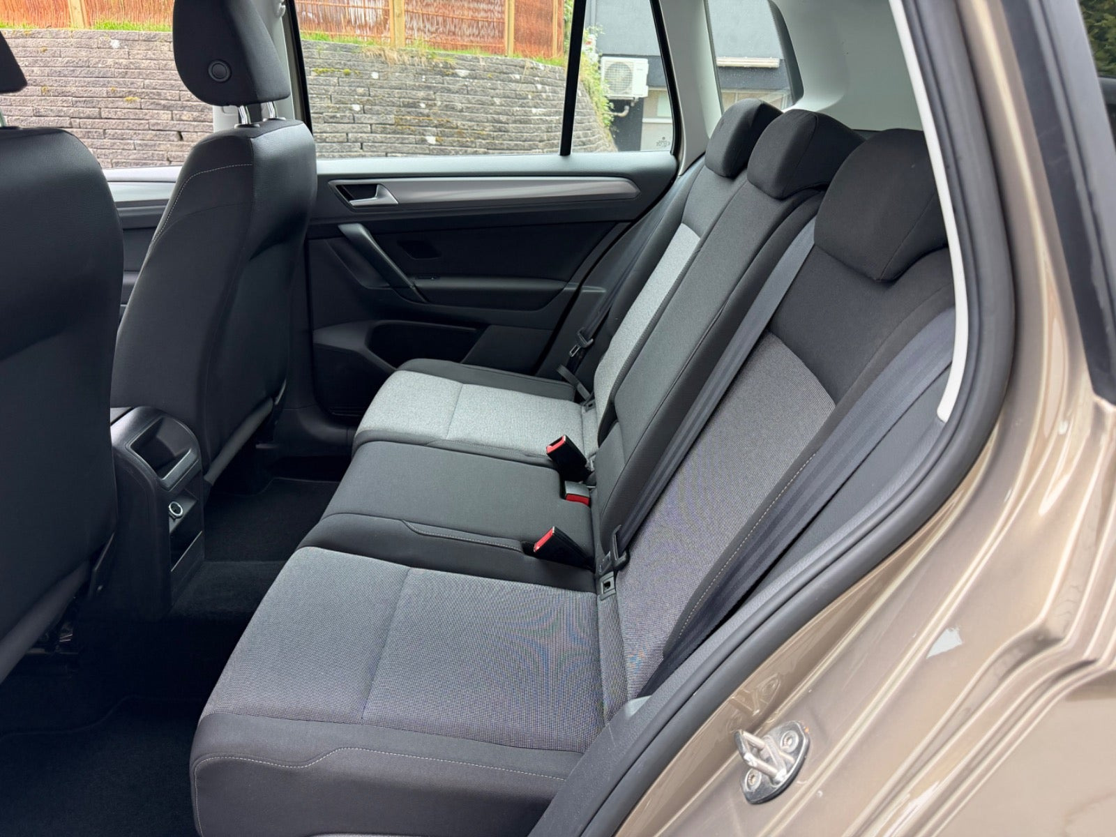 Orange VW Golf Sportsvan fra 2015