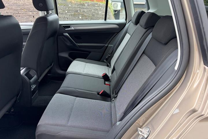 Orange VW Golf Sportsvan fra 2015