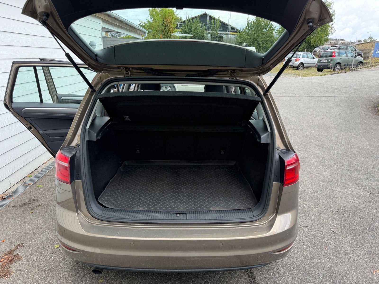 Orange VW Golf Sportsvan fra 2015