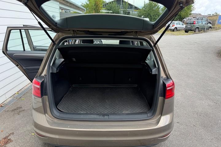 Orange VW Golf Sportsvan fra 2015