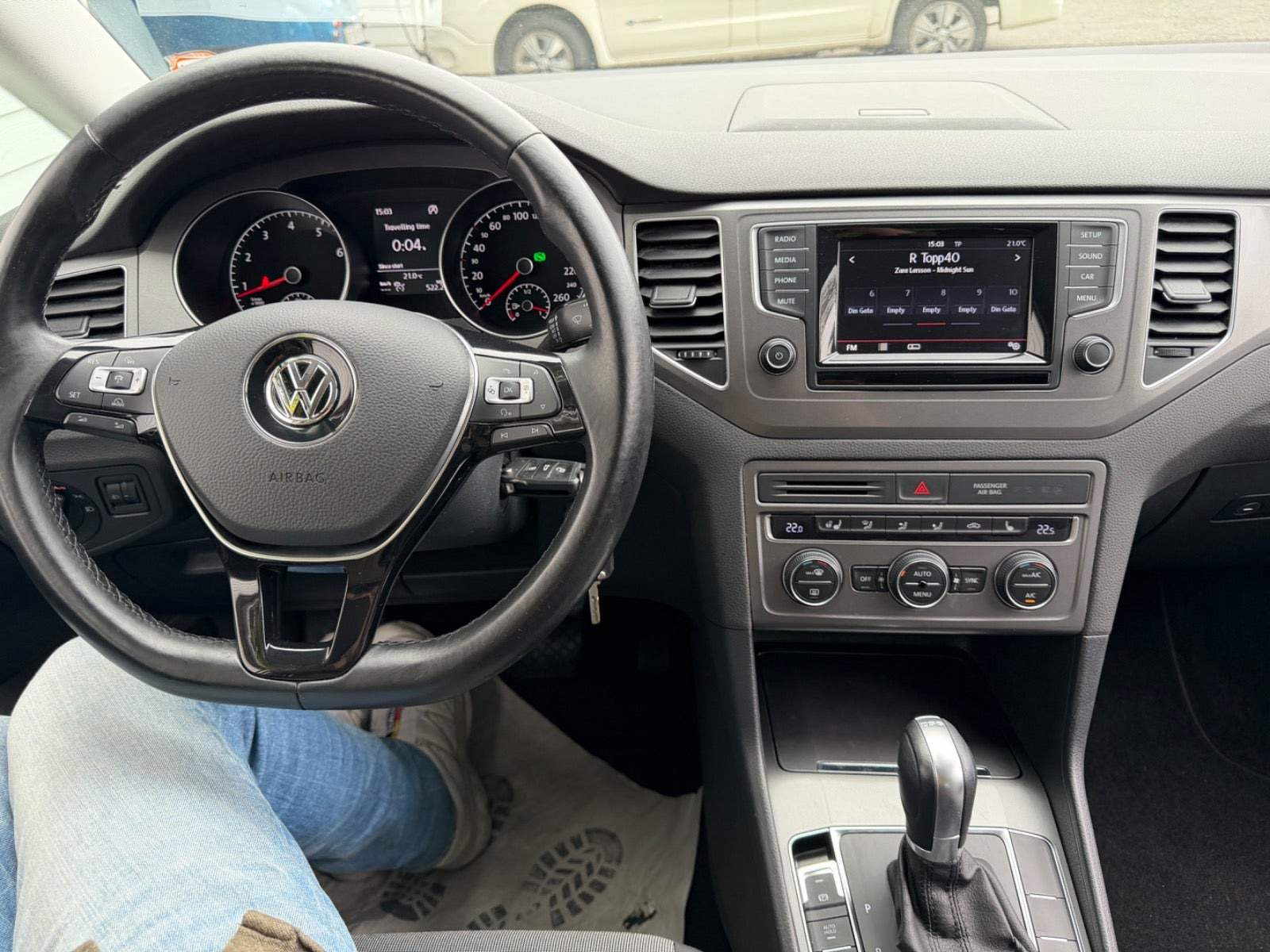 Orange VW Golf Sportsvan fra 2015
