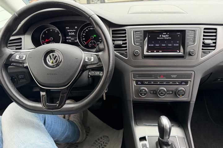 Orange VW Golf Sportsvan fra 2015