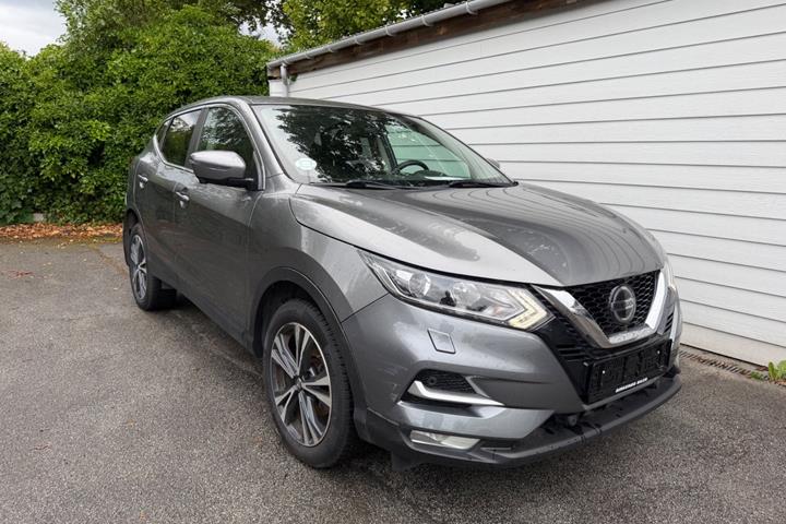 Grå Nissan Qashqai fra 2020 set udefra