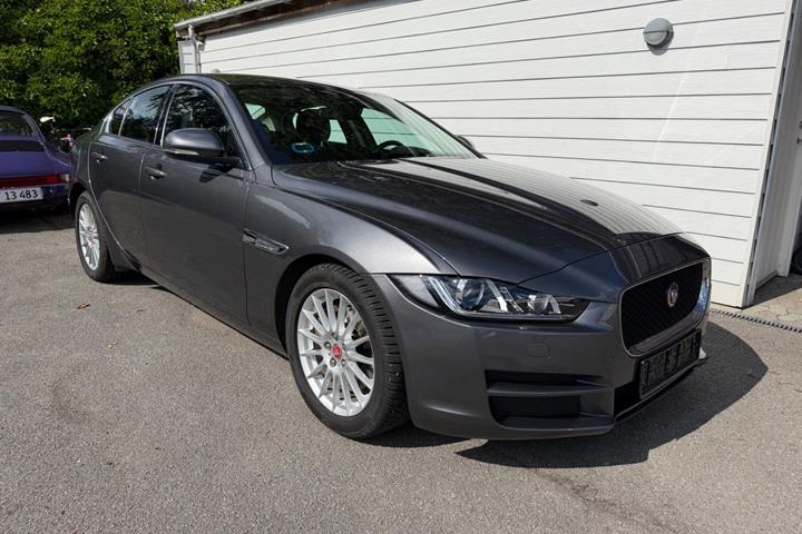 Grå Jaguar XE fra 2016