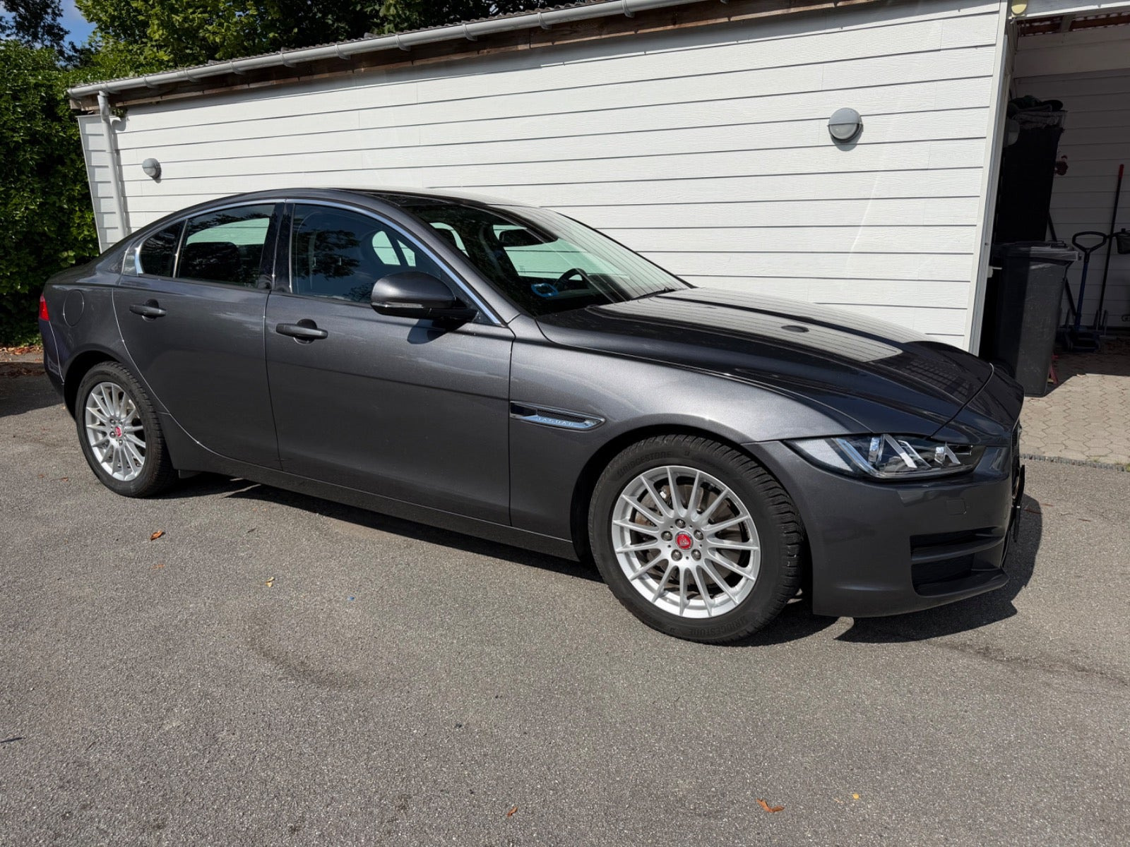 Grå Jaguar XE fra 2016