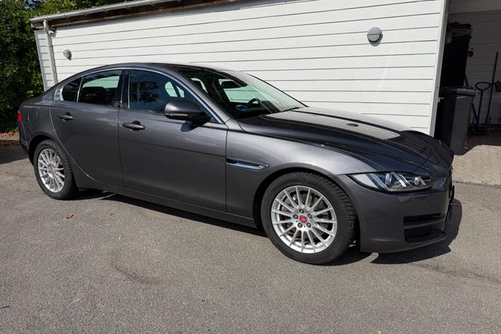 Grå Jaguar XE fra 2016