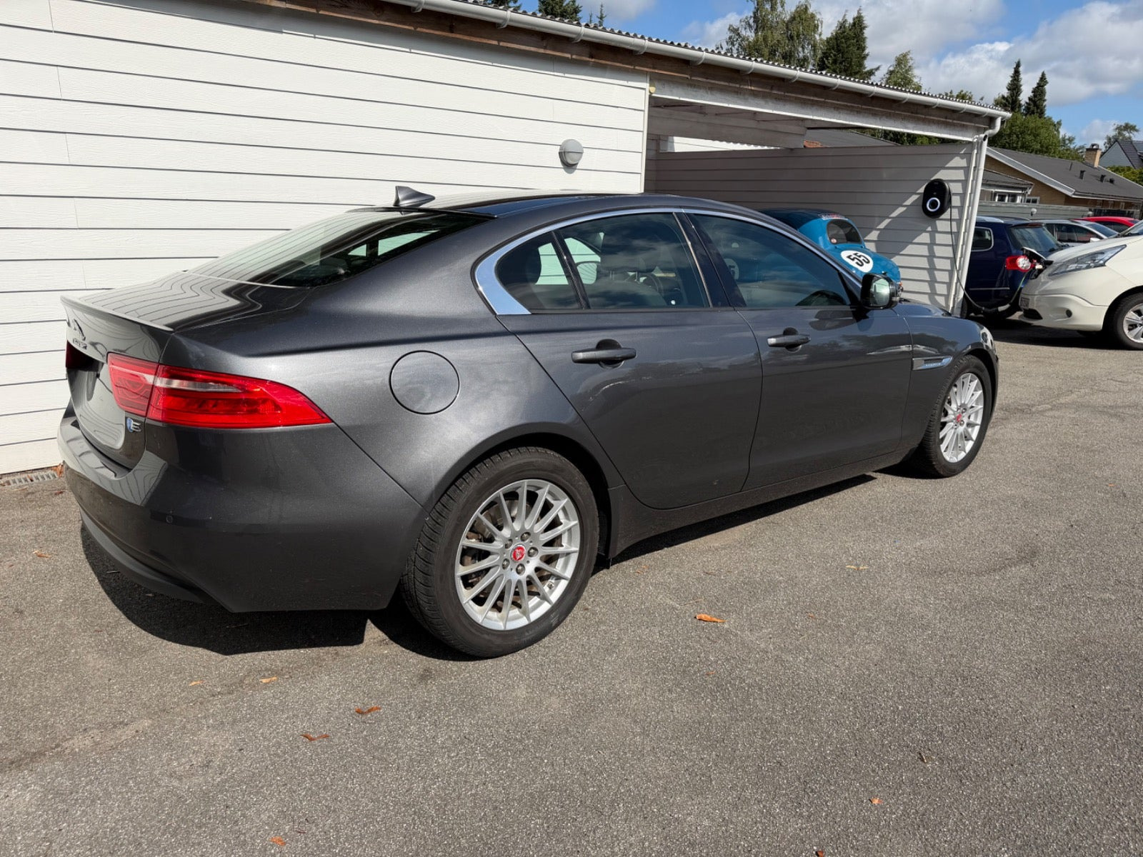 Grå Jaguar XE fra 2016