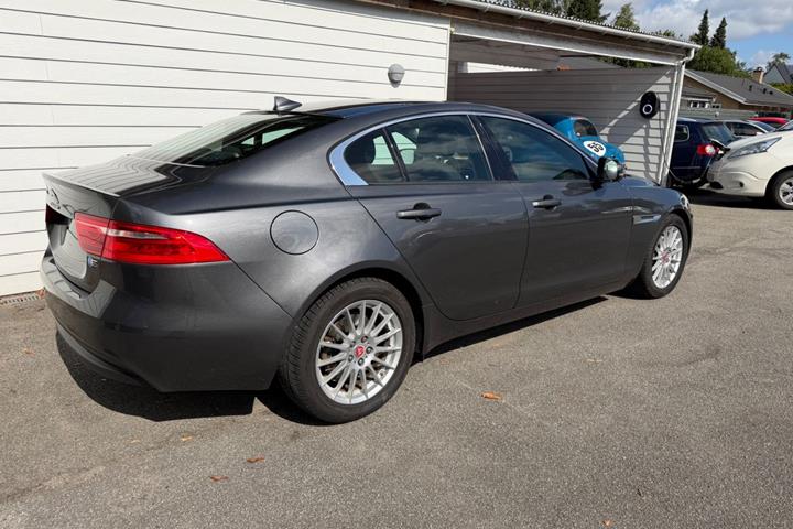Grå Jaguar XE fra 2016