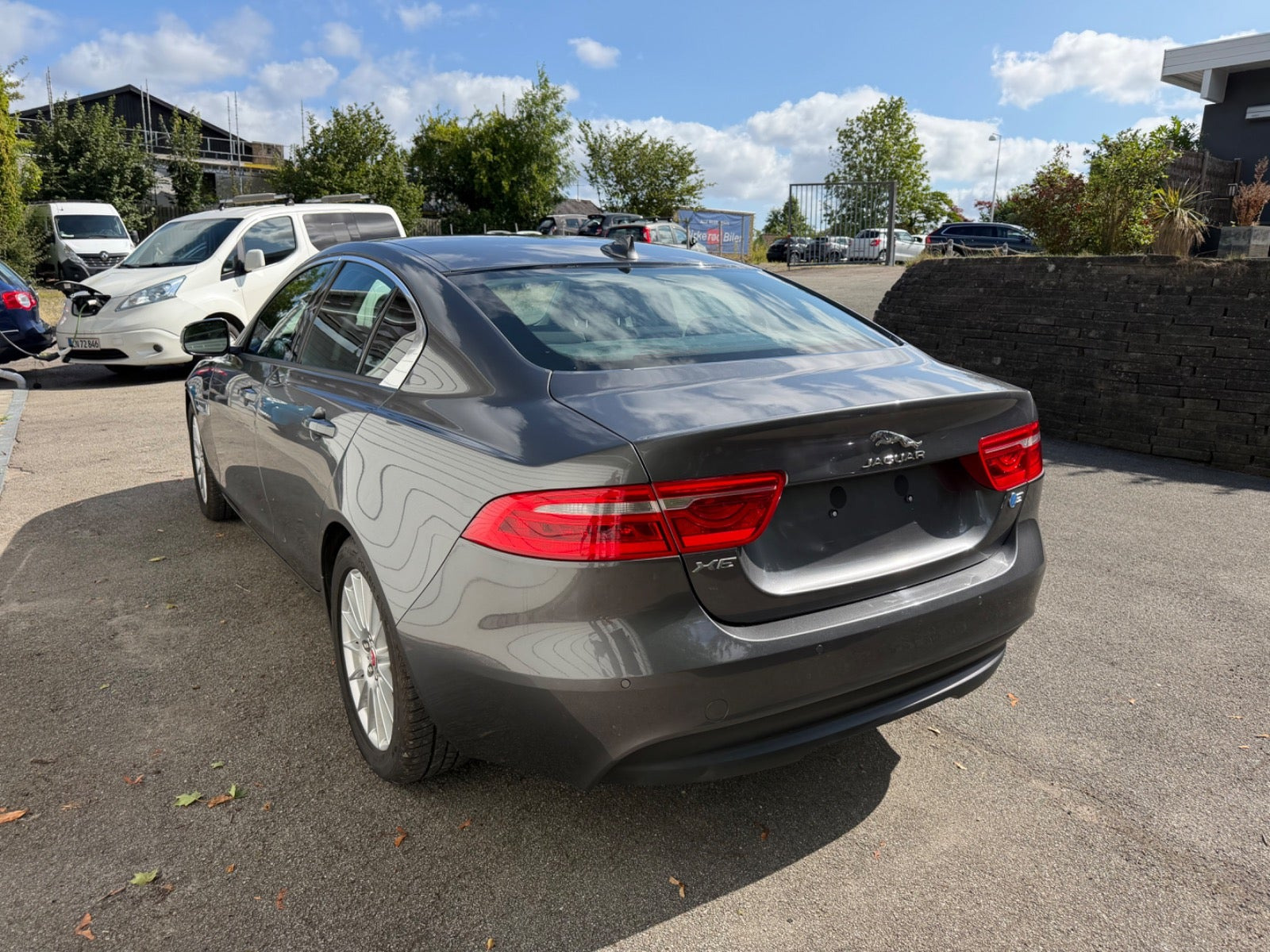 Grå Jaguar XE fra 2016