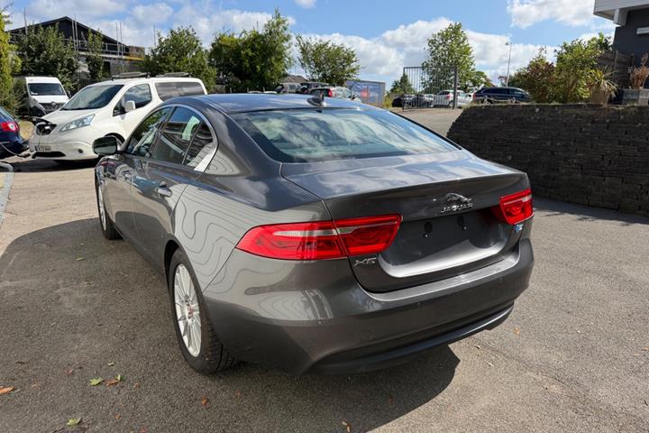 Grå Jaguar XE fra 2016