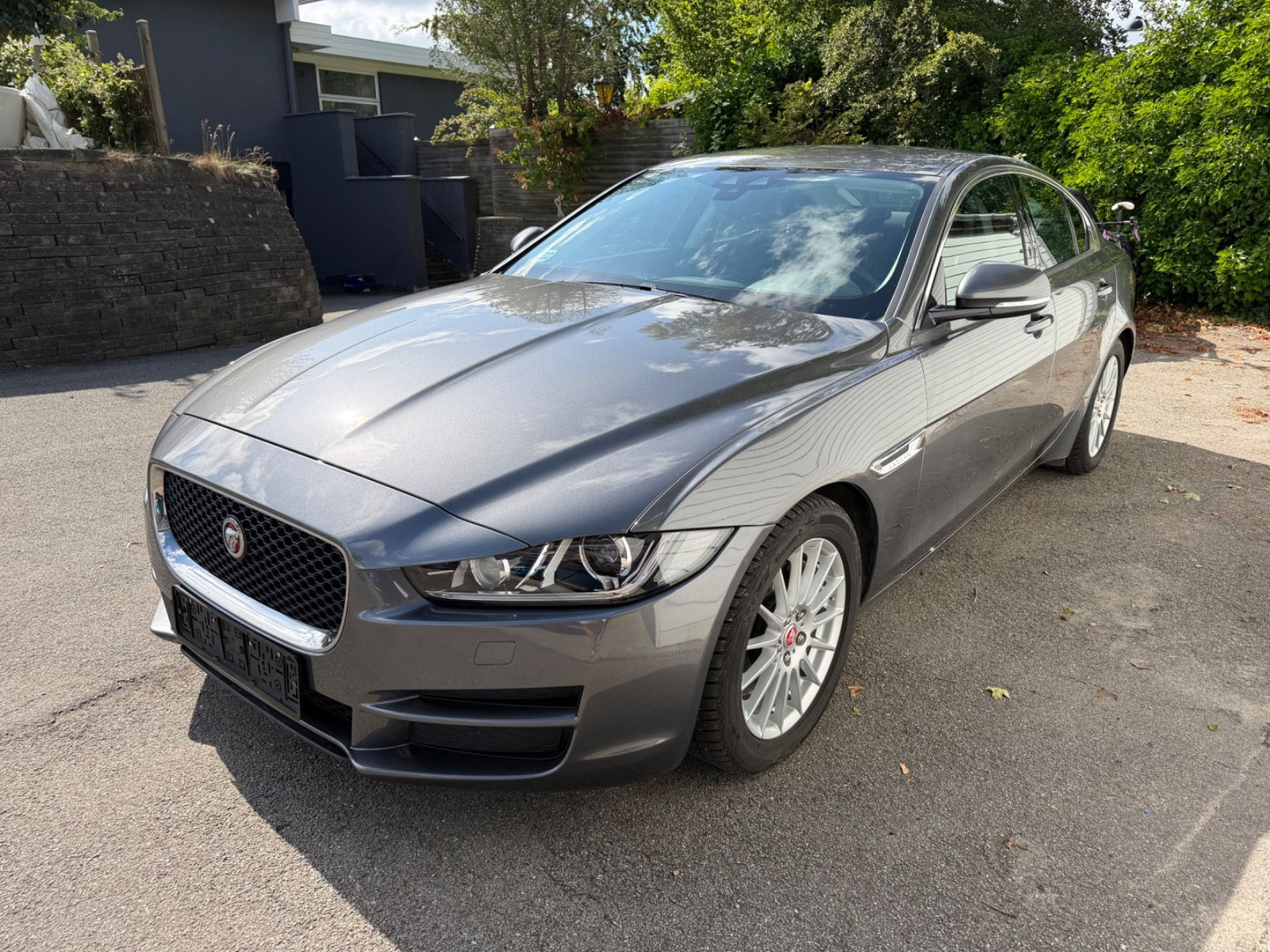 Grå Jaguar XE fra 2016
