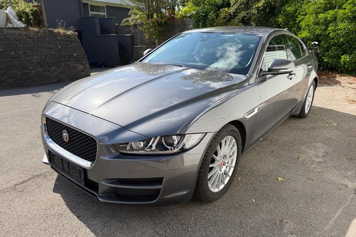 Grå Jaguar XE fra 2016