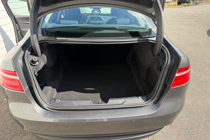 Grå Jaguar XE fra 2016