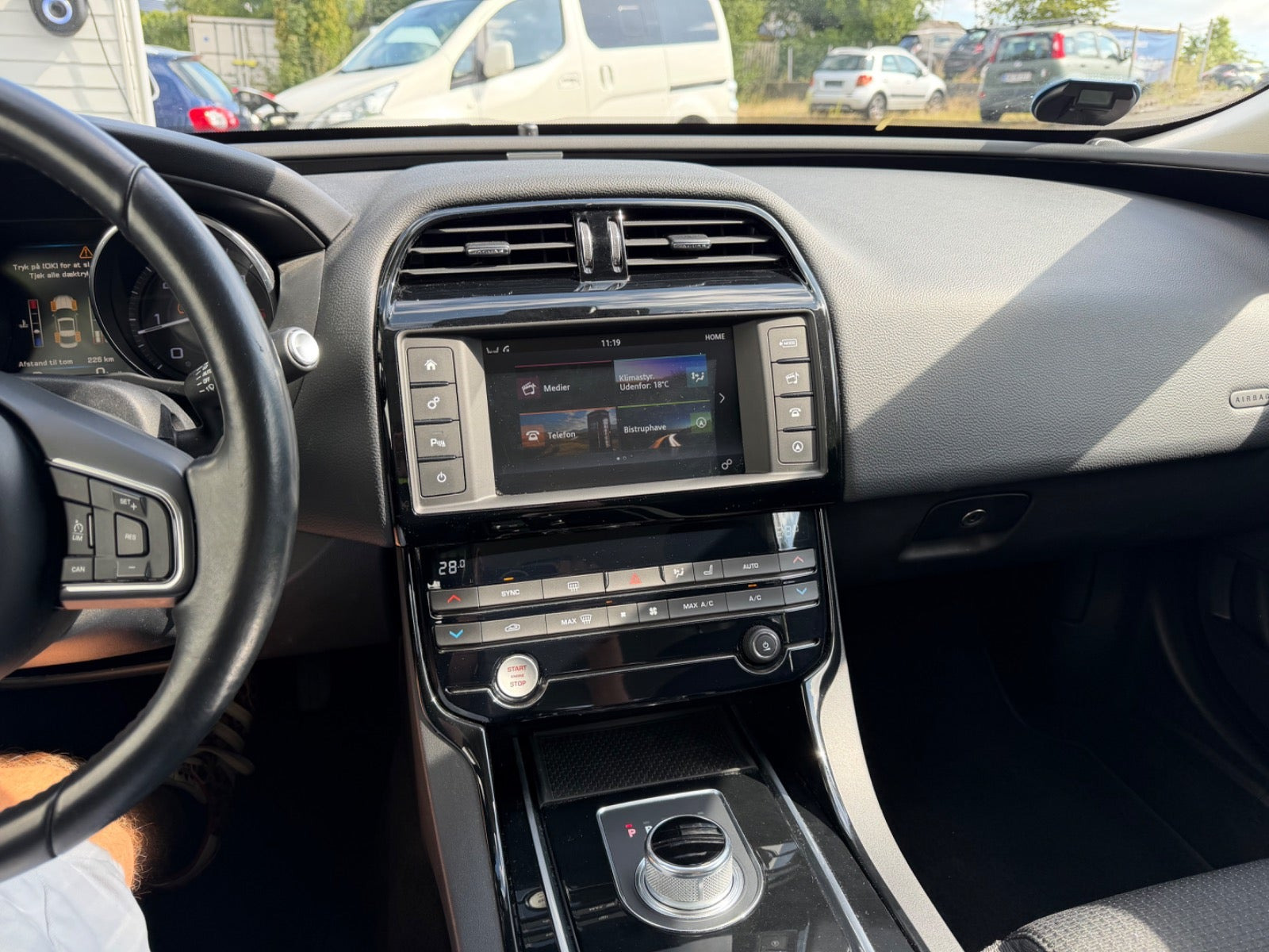 Grå Jaguar XE fra 2016