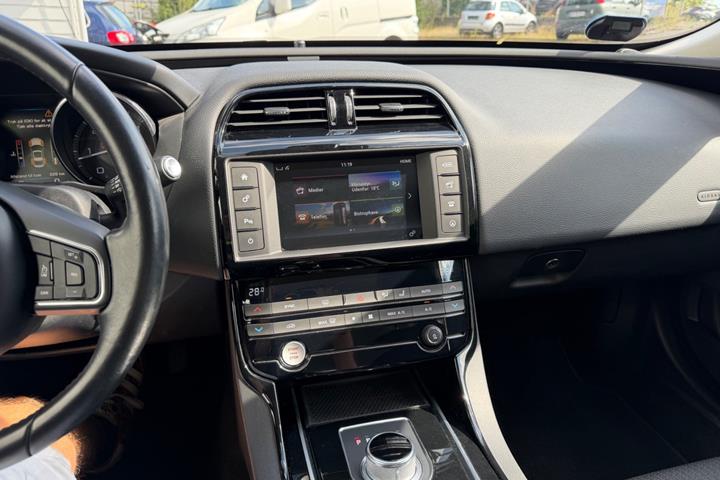 Grå Jaguar XE fra 2016