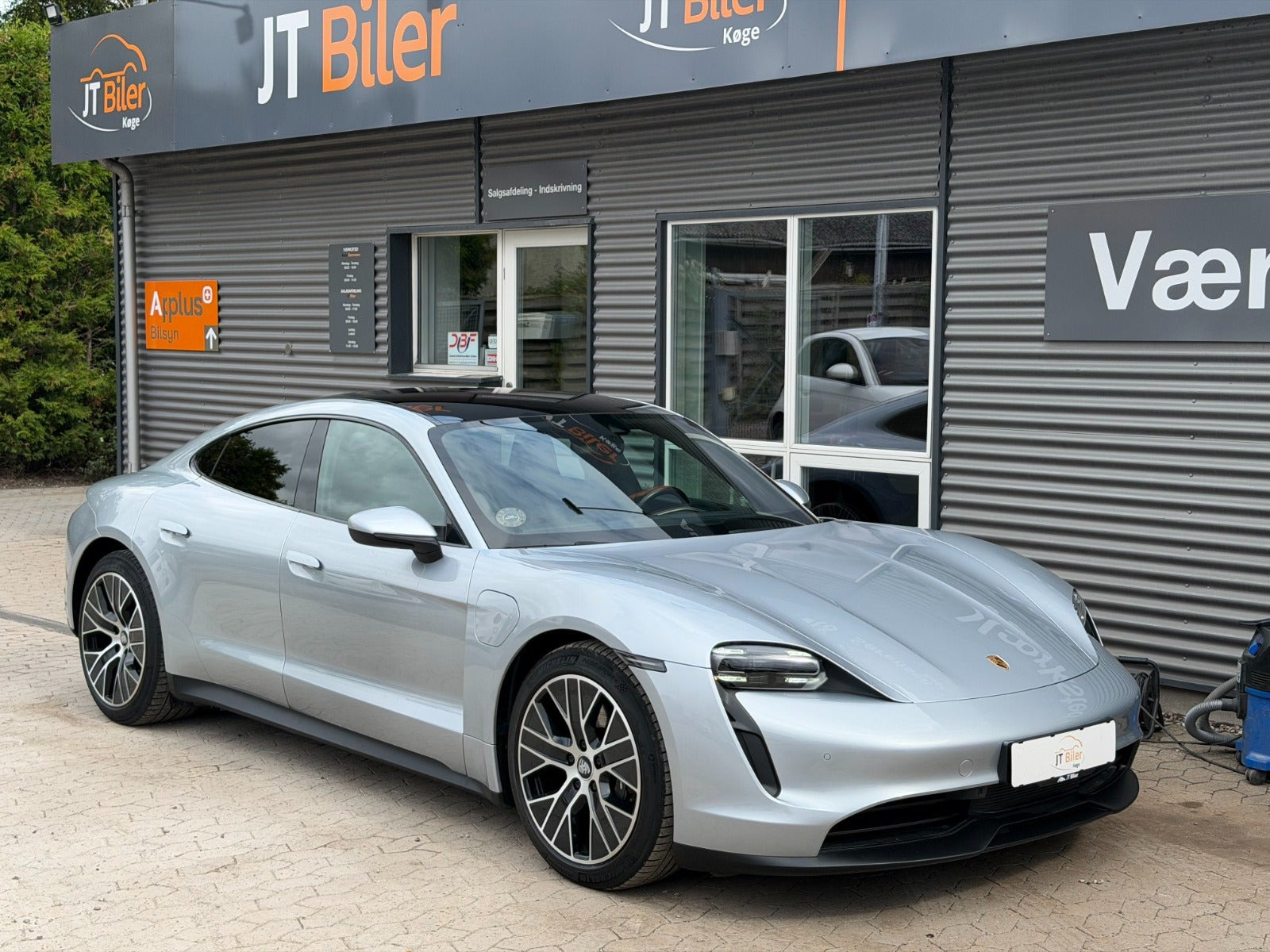 Sølv Porsche Taycan fra 2021