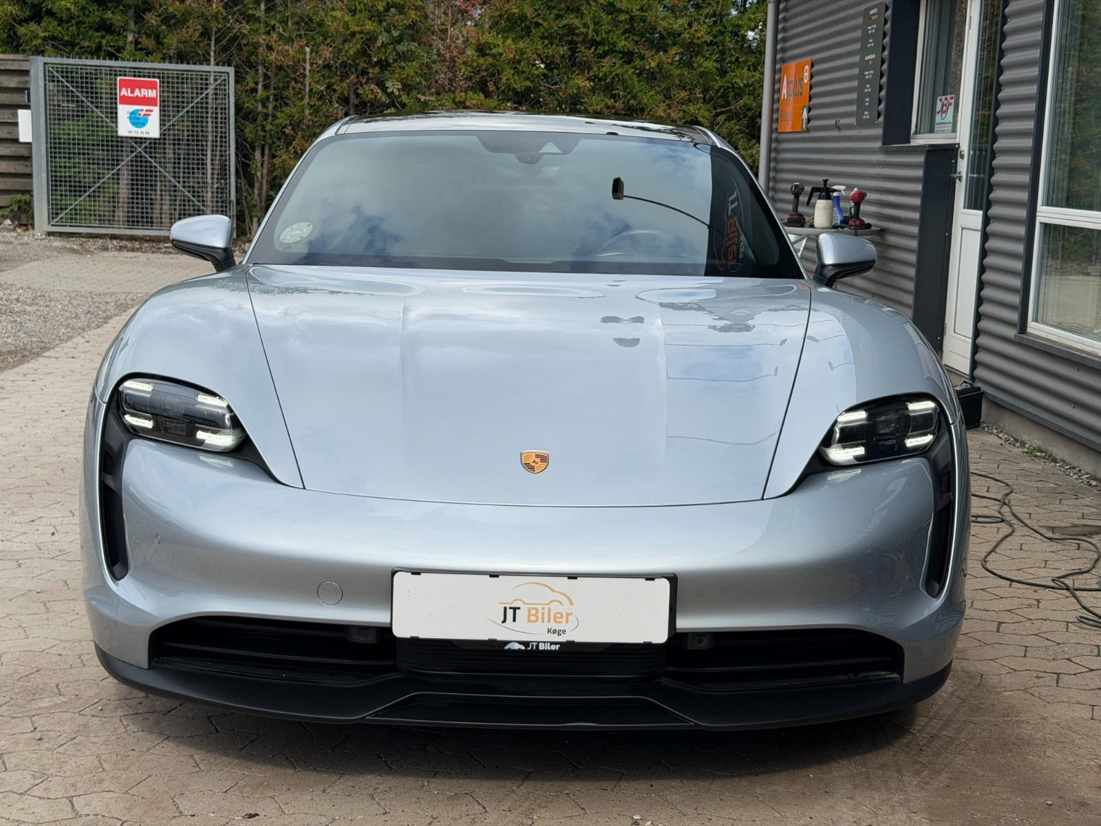 Sølv Porsche Taycan fra 2021