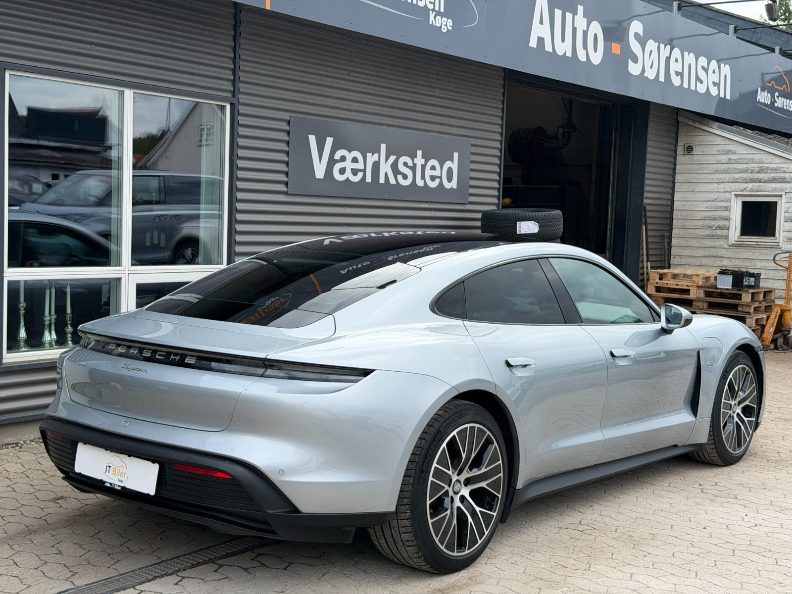 Sølv Porsche Taycan fra 2021