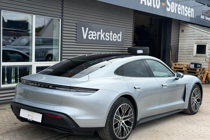 Sølv Porsche Taycan fra 2021