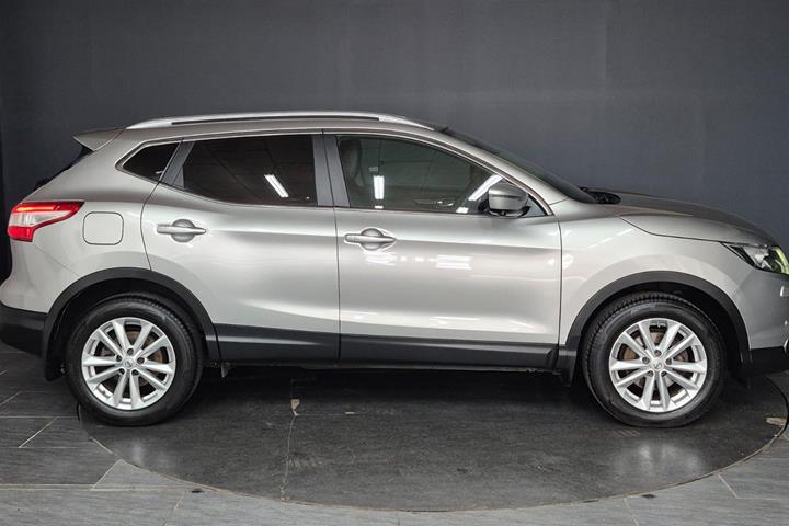 Sølv Nissan Qashqai fra 2016