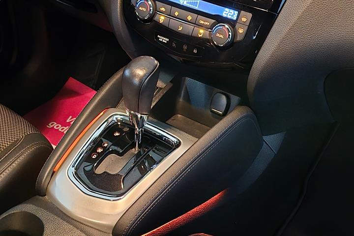 Sølv Nissan Qashqai fra 2016