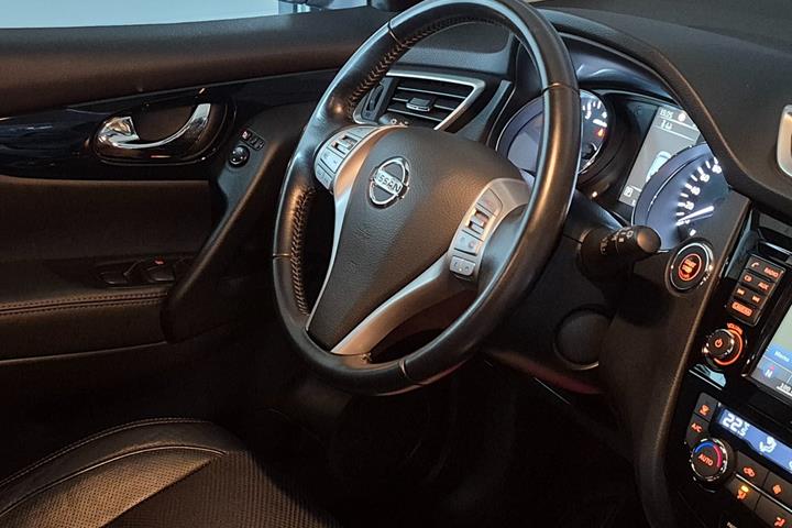 Sølv Nissan Qashqai fra 2016
