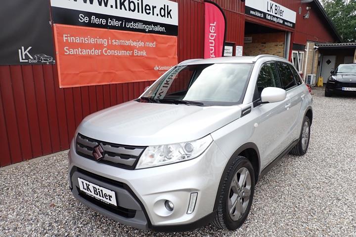 Sølv Suzuki Vitara fra 2015 set udefra