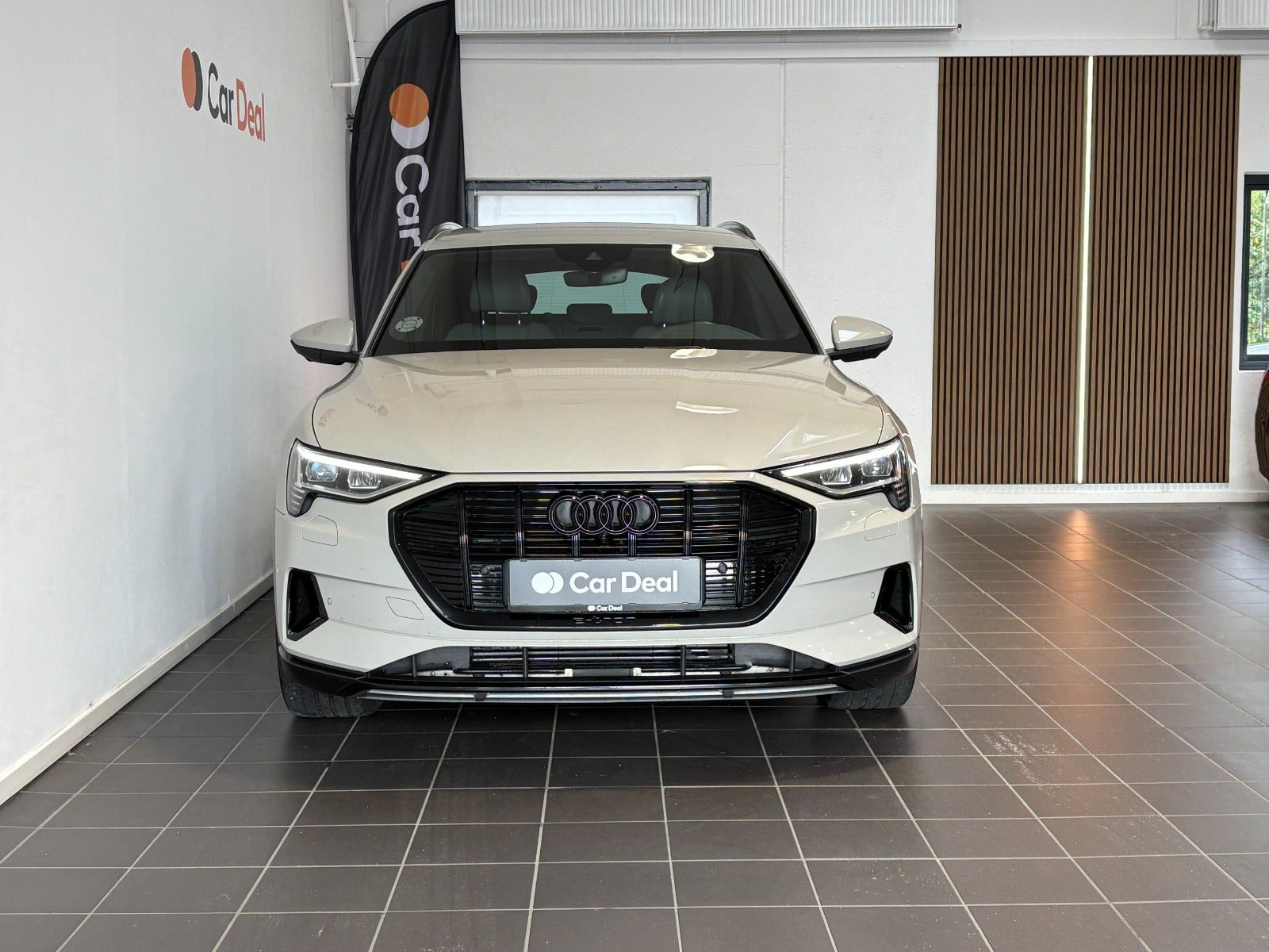 Beige Audi e-tron fra 2021