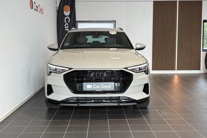 Beige Audi e-tron fra 2021