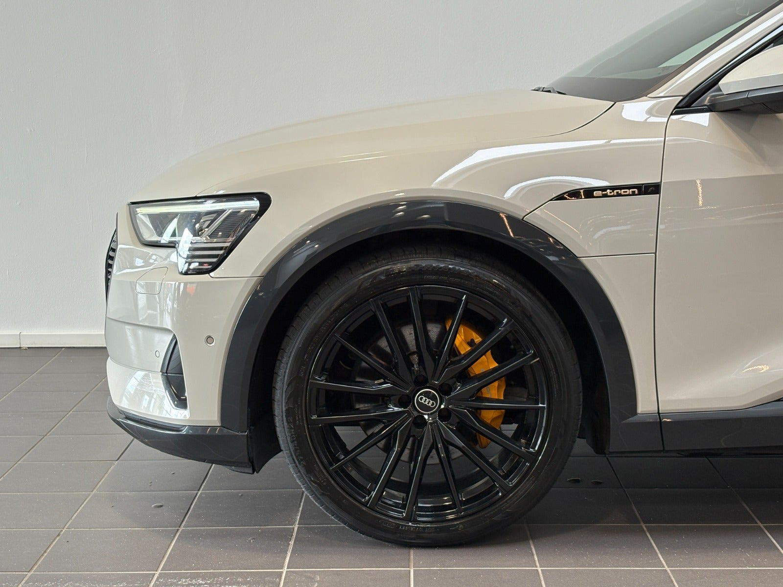 Beige Audi e-tron fra 2021