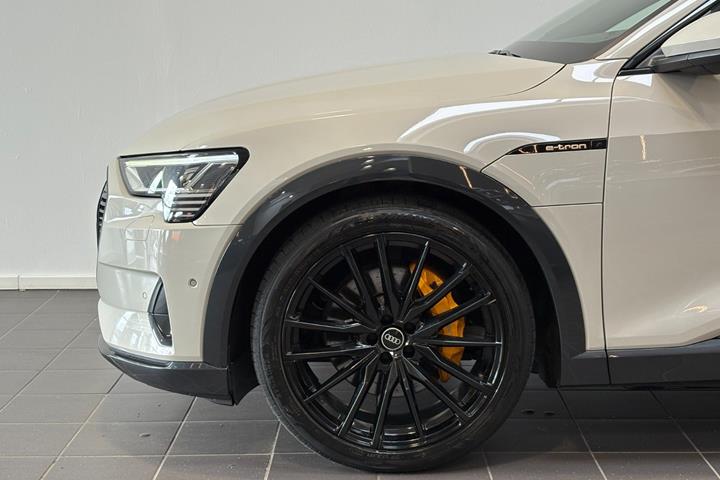 Beige Audi e-tron fra 2021