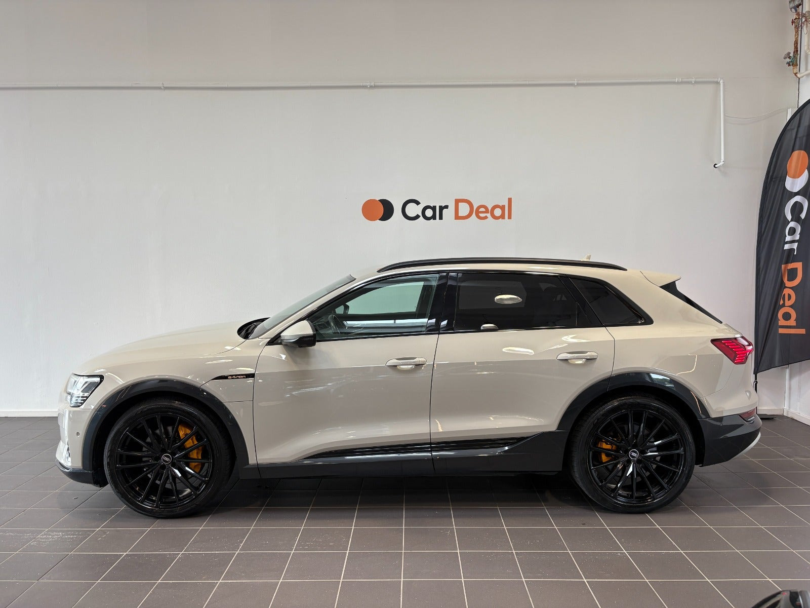 Beige Audi e-tron fra 2021